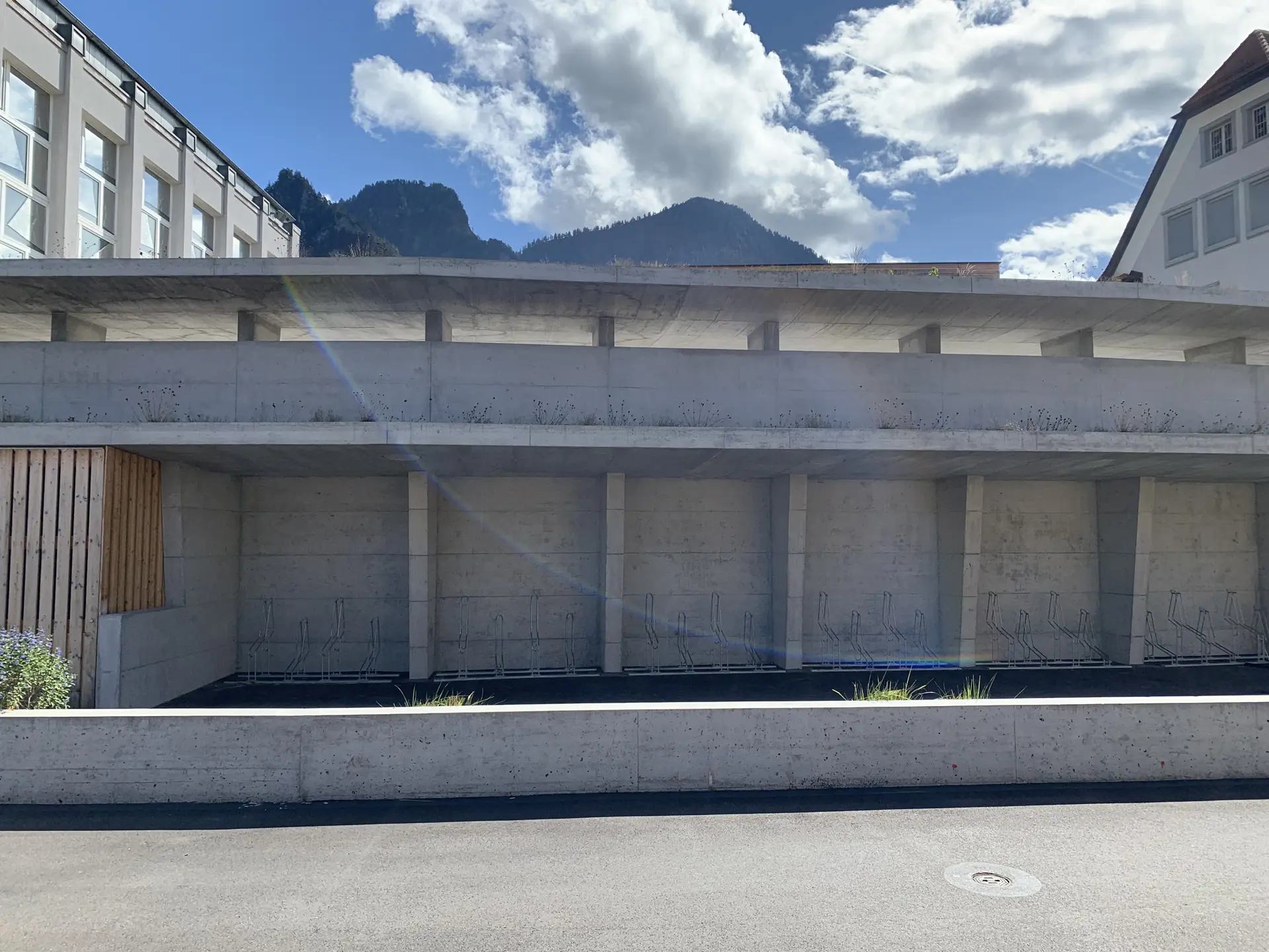 09_Neugestaltung Schulhausplatz Igsi mit Tribüne_Velounterstand